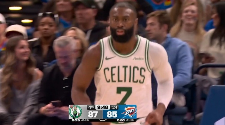 攻防建功!杰伦·布朗扑防大帽切特 顺势反击一条龙暴扣